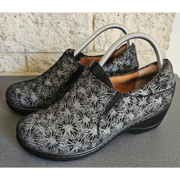 Nurse Mates Pillowtop Clogs, Kate Silver Petals, Leather Shoes, Womens Sz 9 - Picture 2 of 10